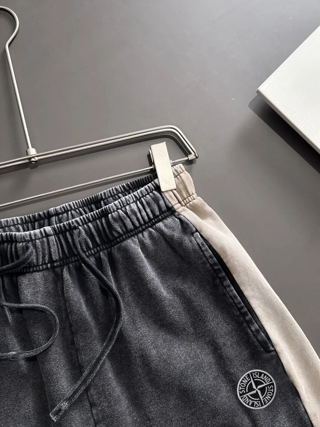 Next day shipment P300 High quality Stone lsland/Stone Island 2025 spring and summer new high-definition elastic band casual solid color loose shorts, made with machines imported from Italy. The hem of the trousers is stitched with two needles. The stitching is fine and firm. The fabric is customized at the counter and is highly breathable and comfortable. The details are impeccable. The brand element design concept reflects high quality. It feels delicate and soft! It presents a casual cut and the upper body shape is great! Size: S-XXL